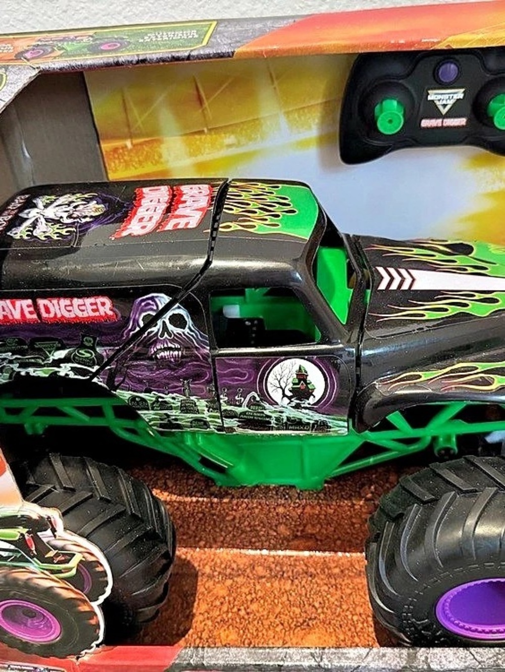 Monster Jam Smash & Bash Grave Digger RC Vehicle 1:15 Scale
